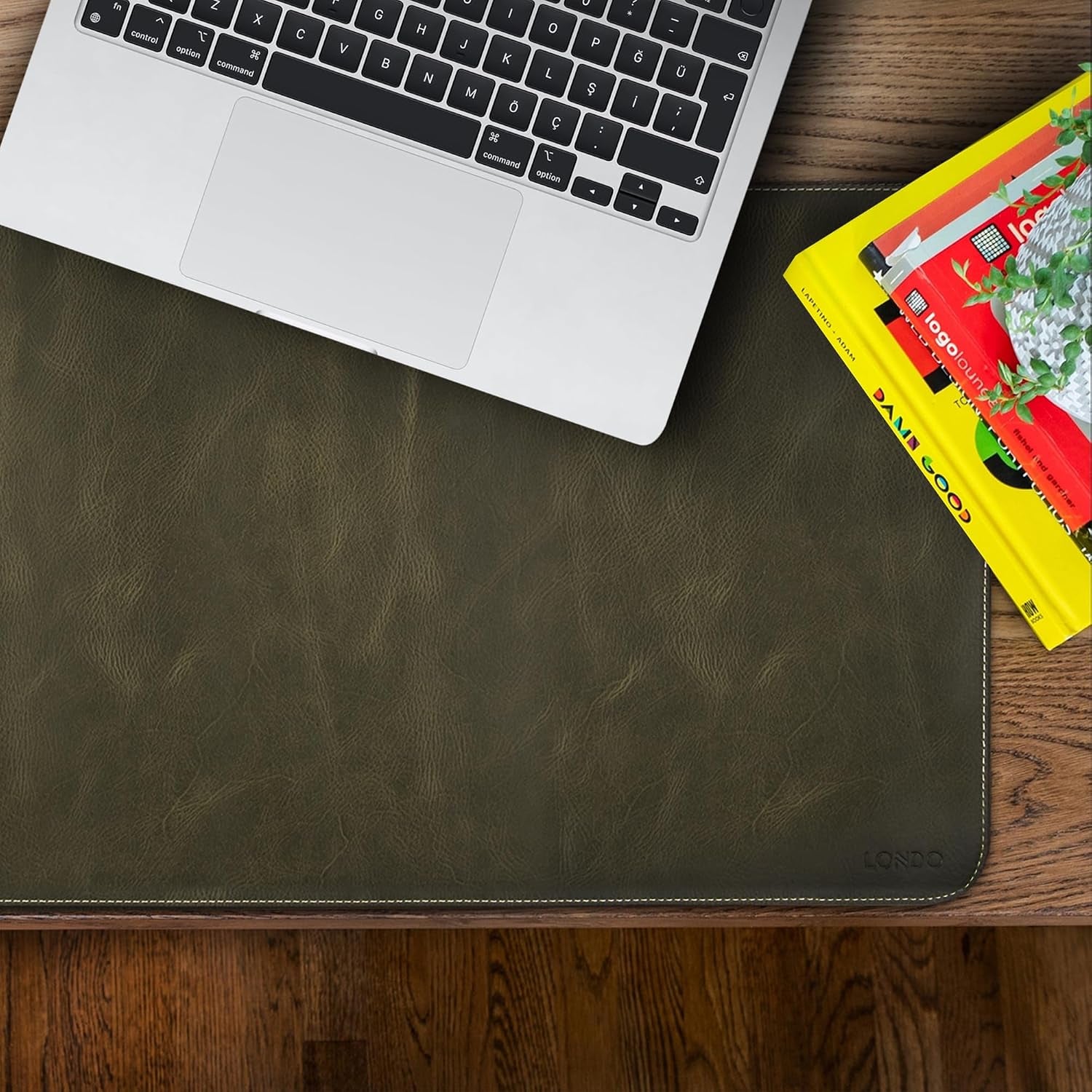 Top Grain Leather Extended Mouse Pad – Large Desk Mat for Office & Gaming, Smooth Writing Surface, Non-Slip Base, Durable & Stylish Workspace Accessory